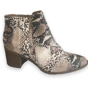 Quipid Heeled Booties Snakeskin Print Sz 8